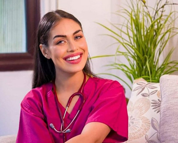 Мисица круну заменила стетоскопом: Лепа докторка није могла да путује светом док јој сународнике коси корона (ФОТО)  